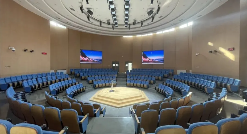 告別PPT尷尬！LED屏如何將報(bào)告廳變成“指揮中樞”和“沉浸舞臺(tái)”